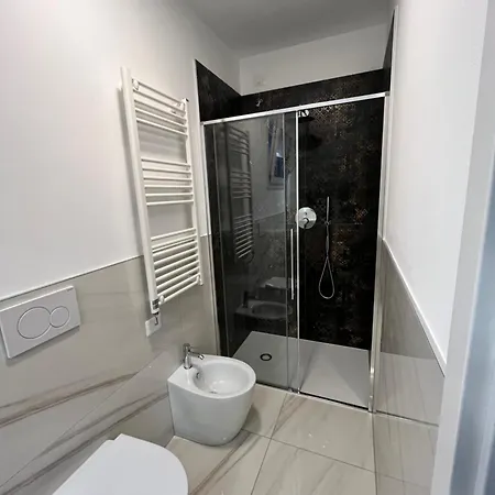 Palace With Small Swimming Pool, Private Beach, Parking Appartamento