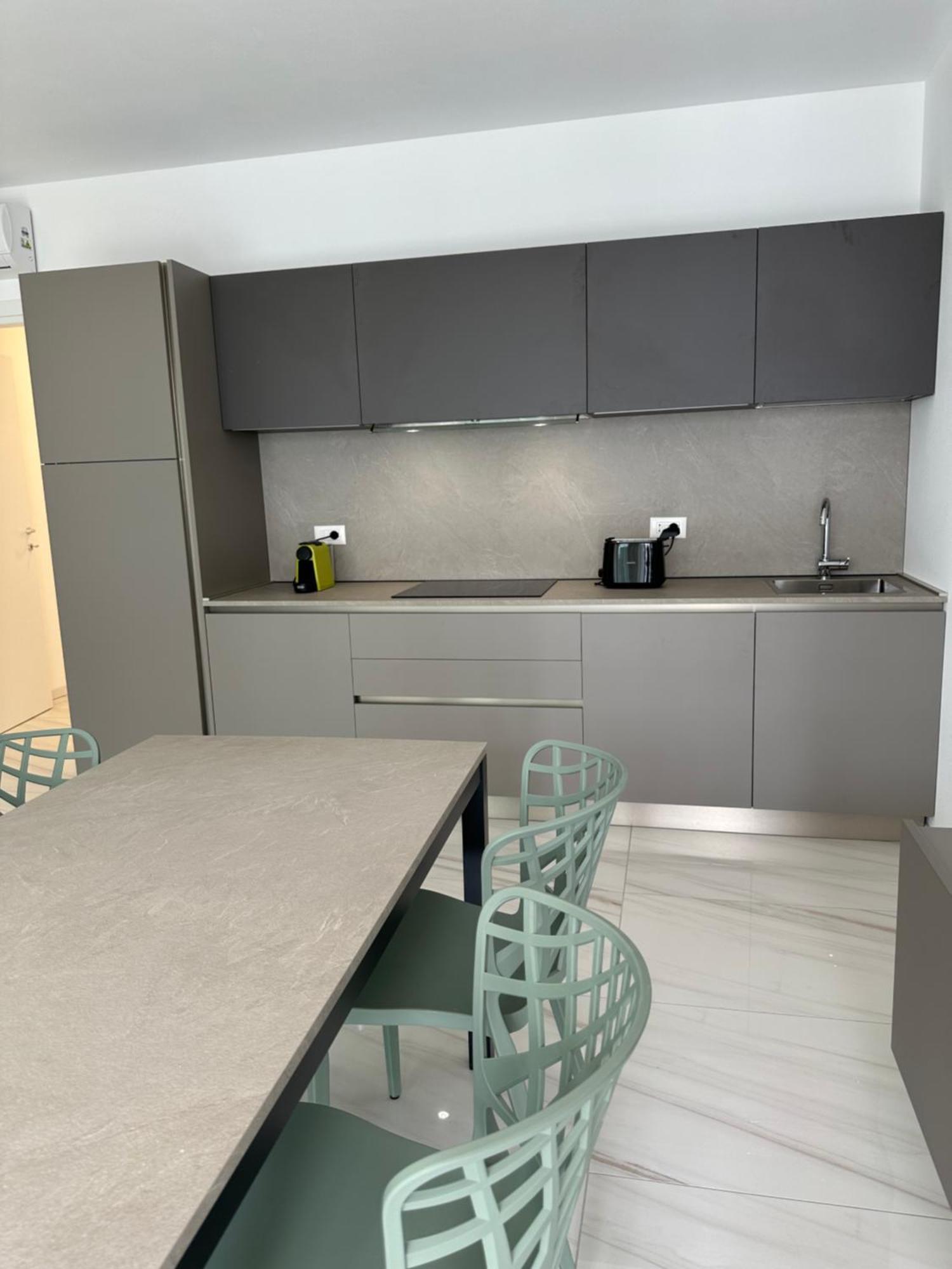 Palace With Small Swimming Pool, Private Beach, Parking Lido di Jesolo