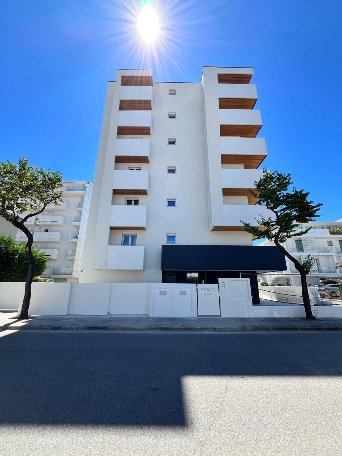 Palace With Small Swimming Pool, Private Beach, Parking Apartment *