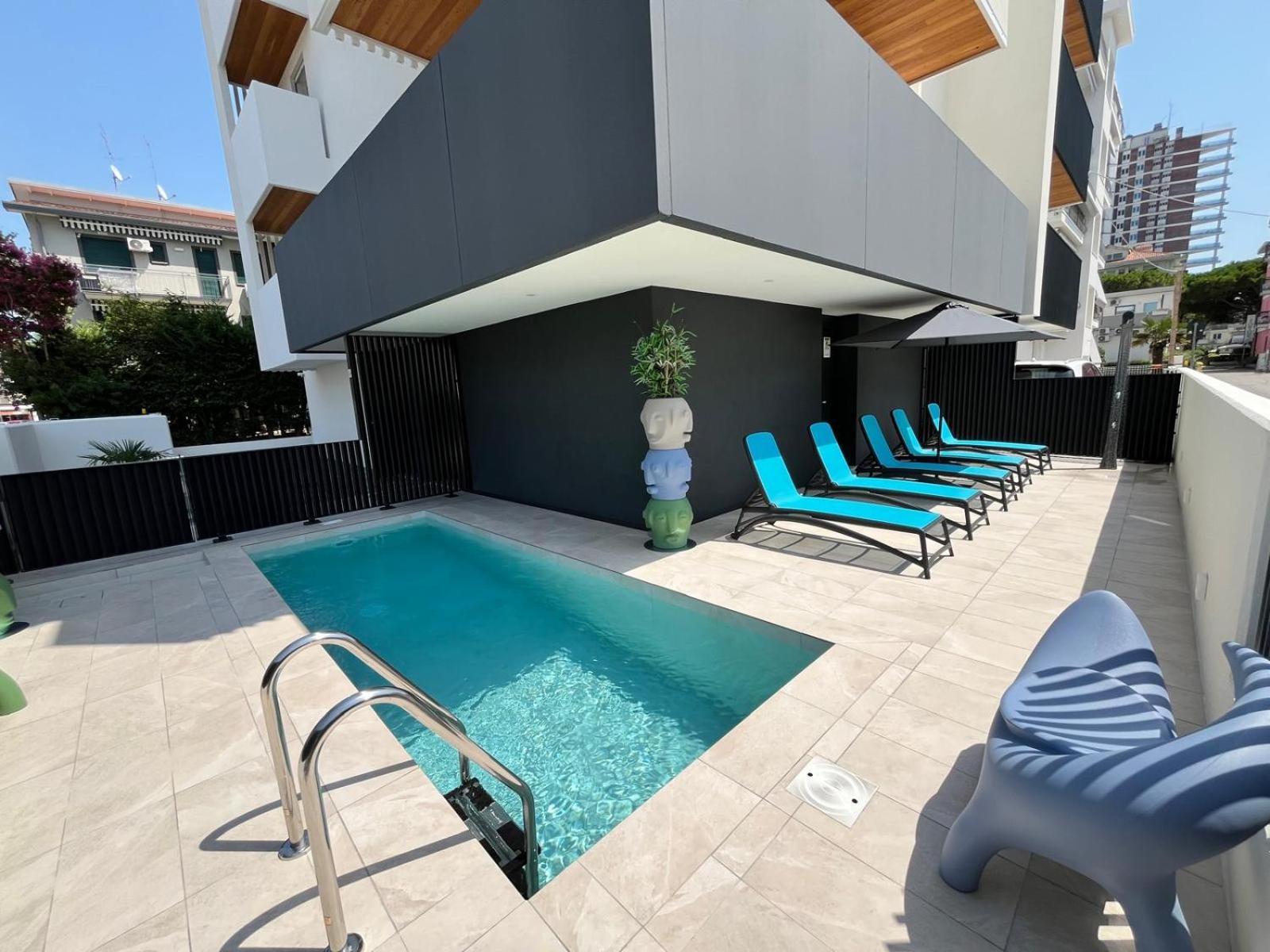 Palace With Small Swimming Pool, Private Beach, Parking Apartment