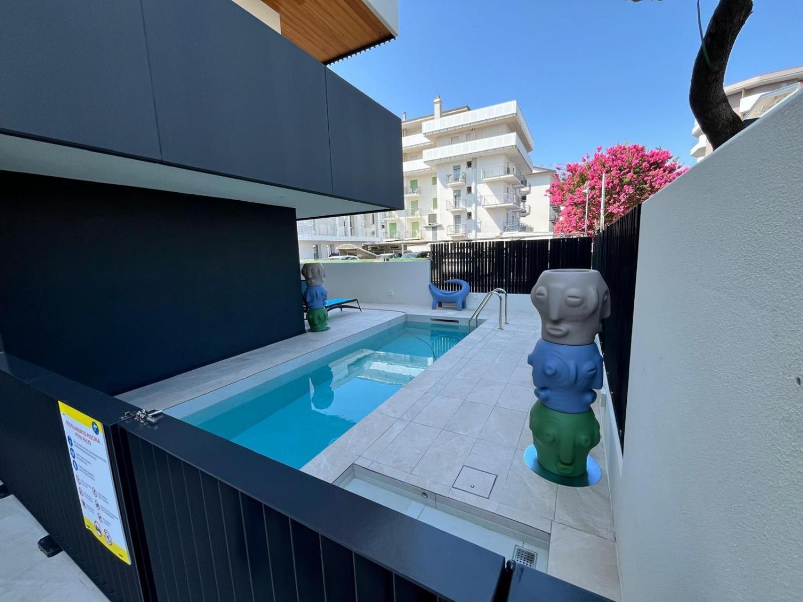 Palace With Small Swimming Pool, Private Beach, Parking Apartment