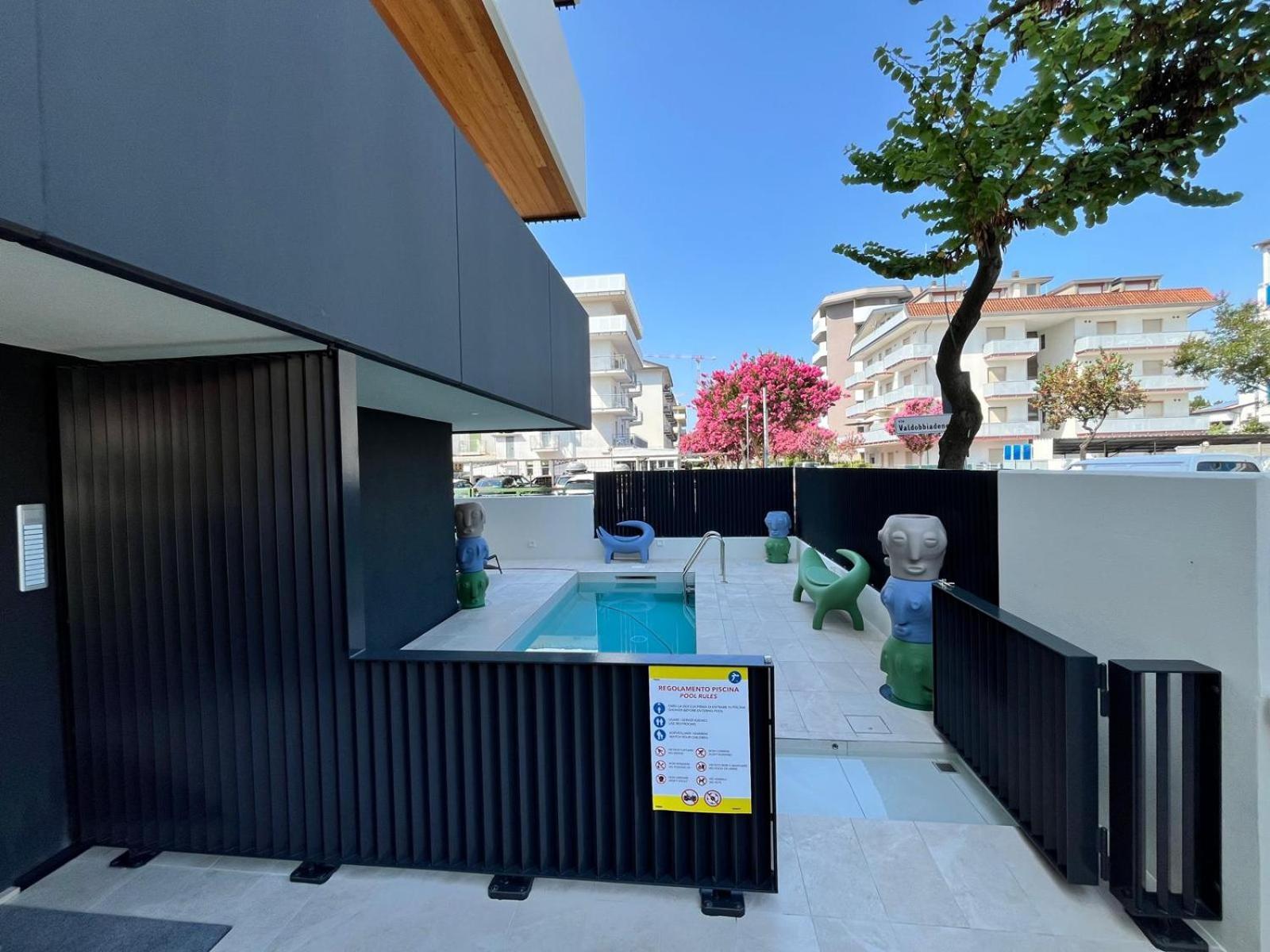 Palace With Small Swimming Pool, Private Beach, Parking Apartment *