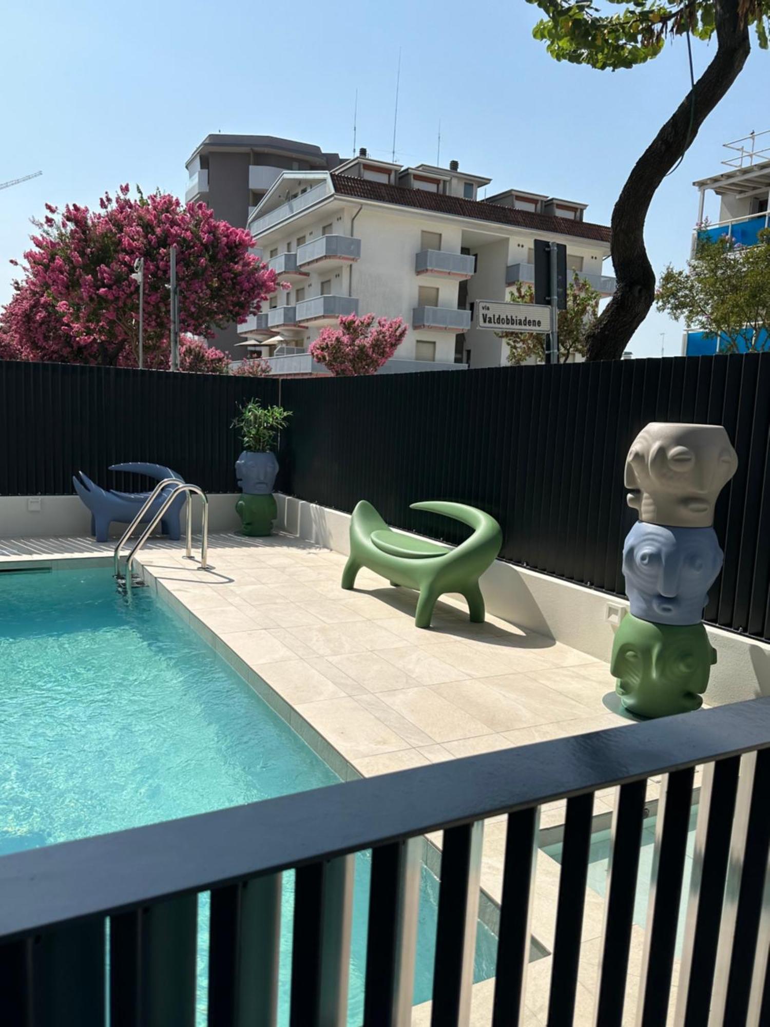 Palace With Small Swimming Pool, Private Beach, Parking Lido di Jesolo