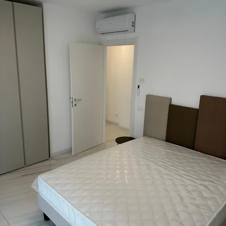 Palace With Small Swimming Pool, Private Beach, Parking Appartamento *