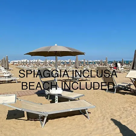 Palace With Small Swimming Pool, Private Beach, Parking Lido di Jesolo